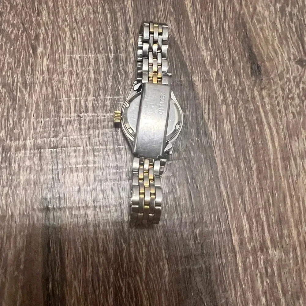 Citizen Quartz Calendar Silver Gold Watch Ladies ClassicWater Resistant